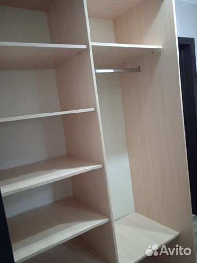 Шкаф и кухонный стол