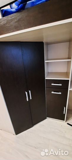 Детская кровать чердак со столом и шкафом