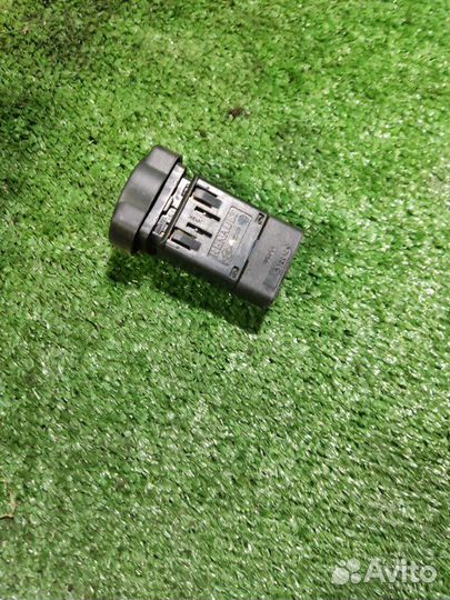 Кнопка аварийной сигнализации Renault Logan