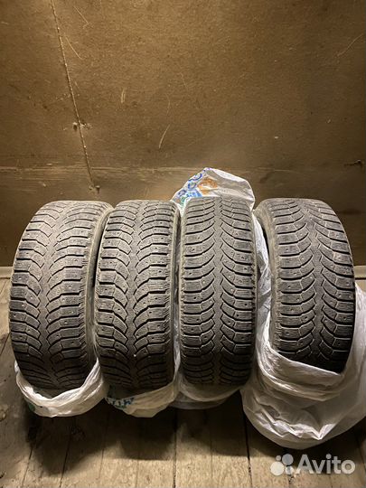 Bridgestone Blizzak Spike-01 215/60 R16 95T