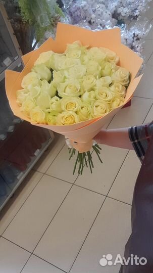 Белые розы - букет для молодой девушки