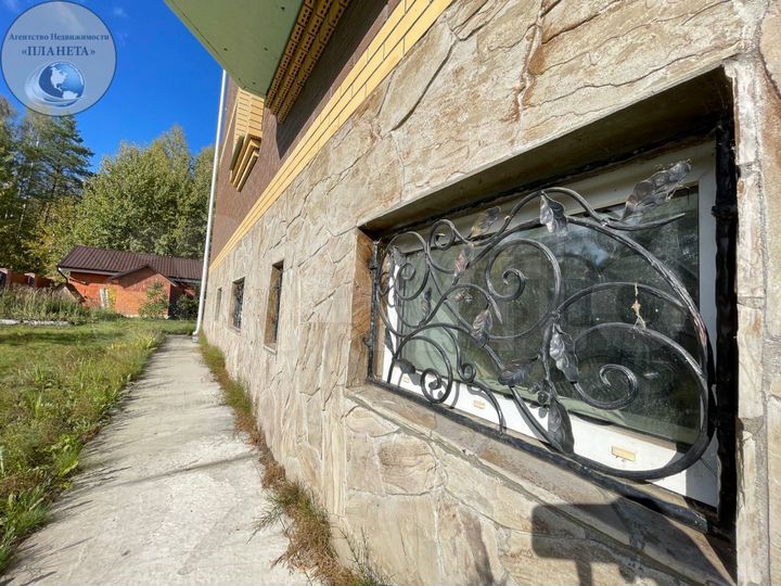 Дом 246 м² на участке 14,9 сот.