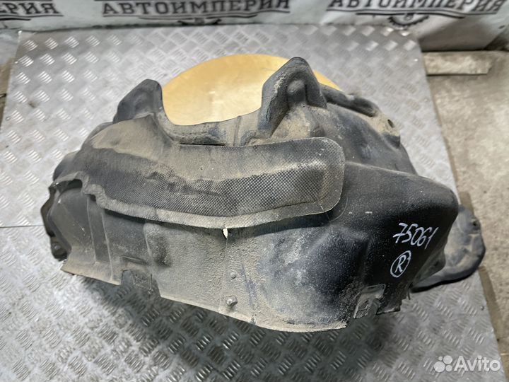 Подкрылок передний правый Toyota Prius 30