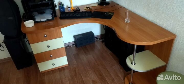 Компьютерный стол с полкой