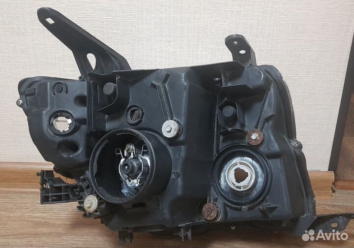 Фары Mitsubishi pajero