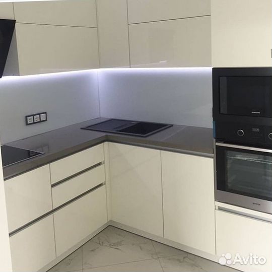 Гарнитур кухонный. Влагостойкая столешница