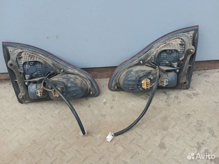 Toyota Avensis Verso(01-09) фонари крышки накладка