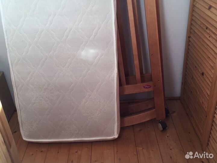 Детская кроватка с матрасом и бортиками