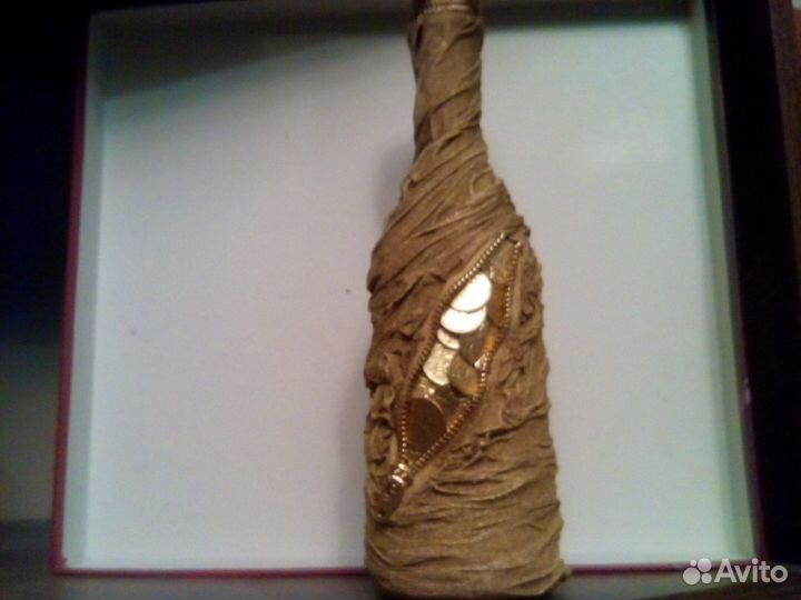 Бутылка декорированная монетами