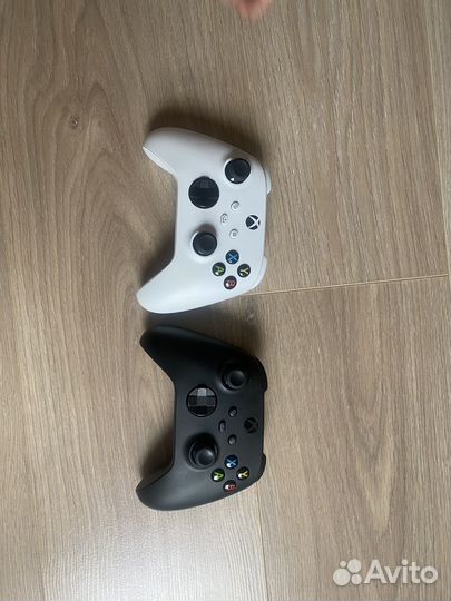 Xbox series s с двумя геймпадами
