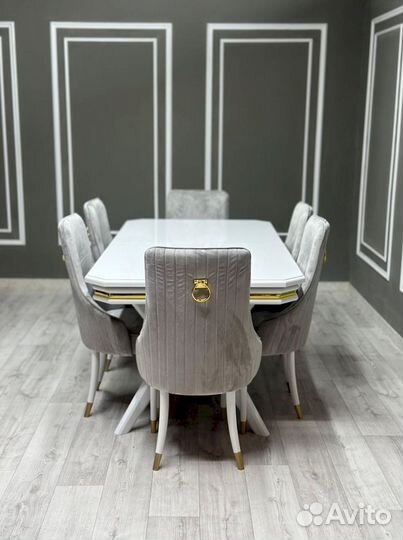 Стол и стулья в гостиную. В наличии