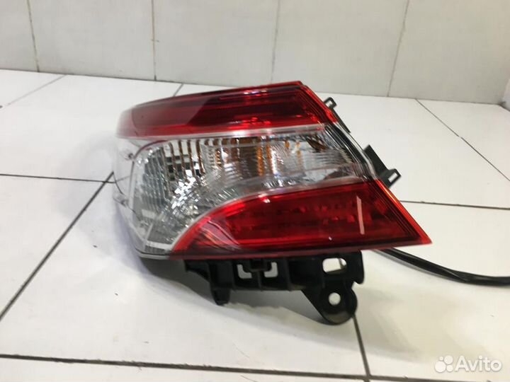 Фонарь задний наружный левый Toyota Camry XV70 70