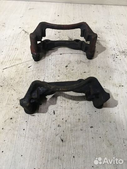 Скоба суппорта переднего Фольксваген пассат Б3