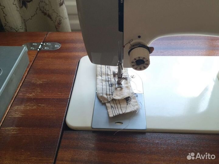 Швейная машинка чайка 142м