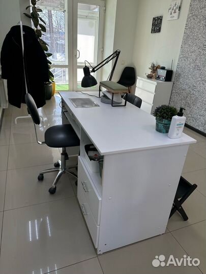 Стол для маникюра с вытяжкой в отличном состоянии