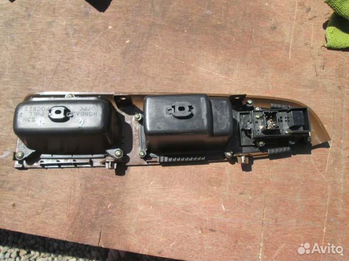 Кнопка стеклоподъемника передняя левая Honda