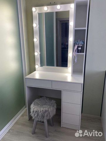 Гримерный столик с ящиками для косметики