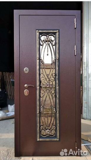 Входная дверь с ковкой