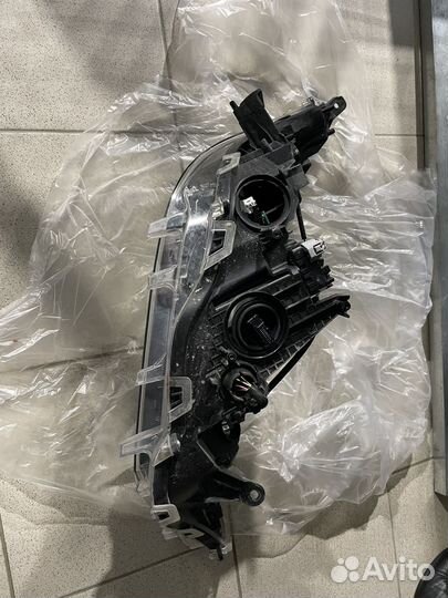 Фара головного освещения левая