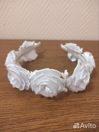 Ободок с белыми розочками