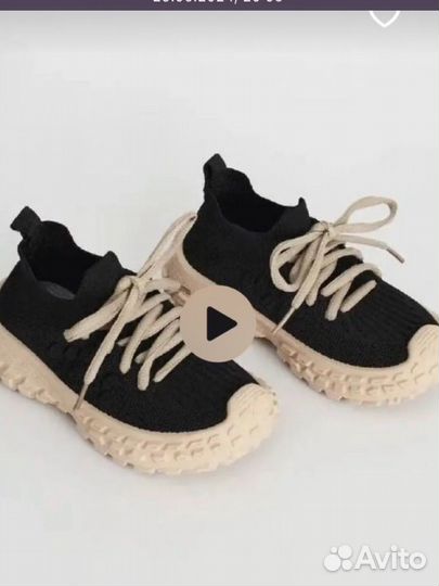 Детские кроссовки изики