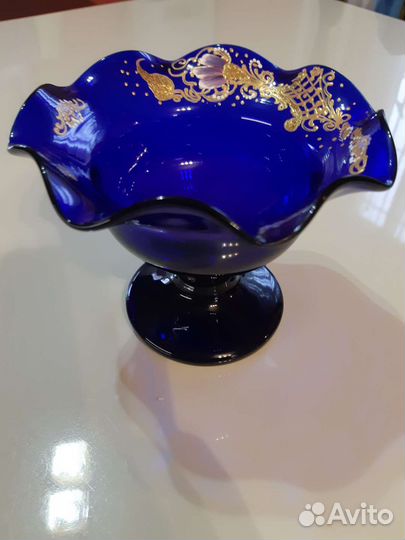 Бокалы для вина и конфетница