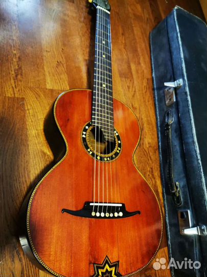 Старинная гитара