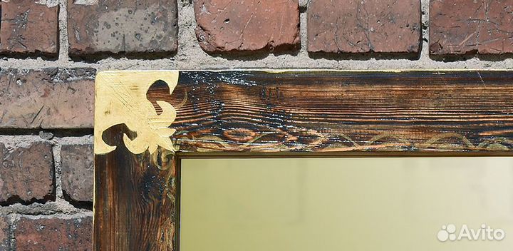 Зеркало в деревянной раме