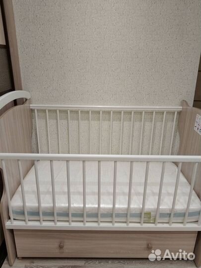 Детская кровать и новый матрац