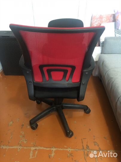 Офисное кресло бу с рабочим пневмобалоном