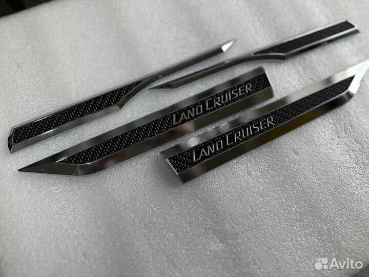Эмблемы боковые на крылья Land Cruiser