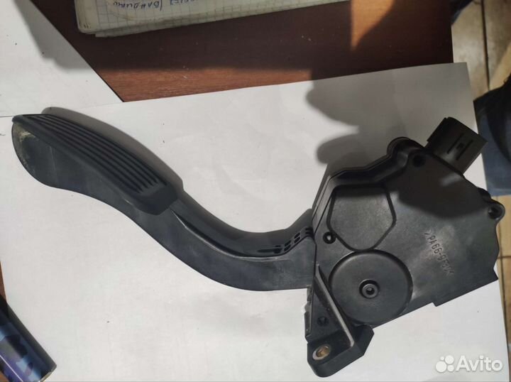 Педаль газа Toyota Land Cruiser 200