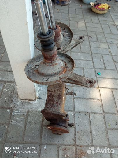 Кулаки поворотные с амортизаторами от Ауди 100 с-3