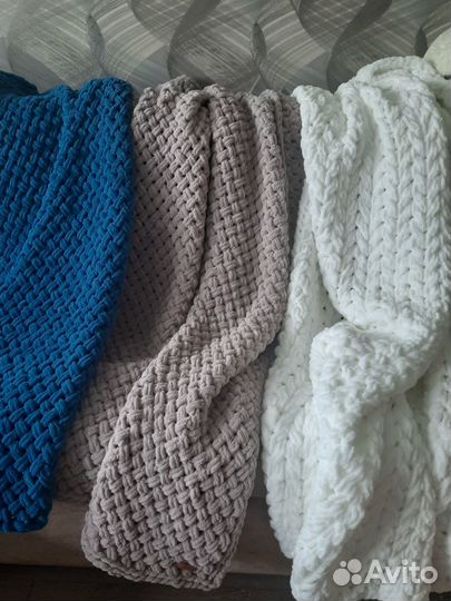 Белый плюшевый плед-покрывало