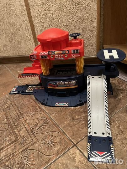 Игрушечная парковка-автомойка