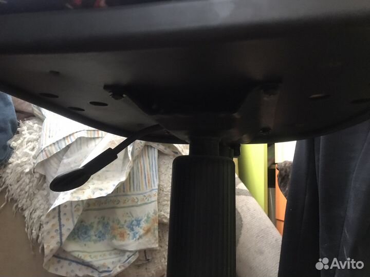 Компьютерное кресло на колесиках с механизмом