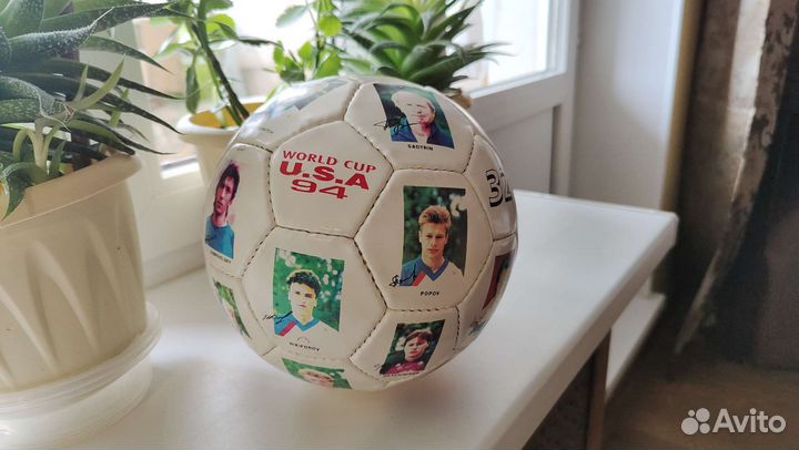 Футбольный мяч с автографами сборной РФ на чм 1994