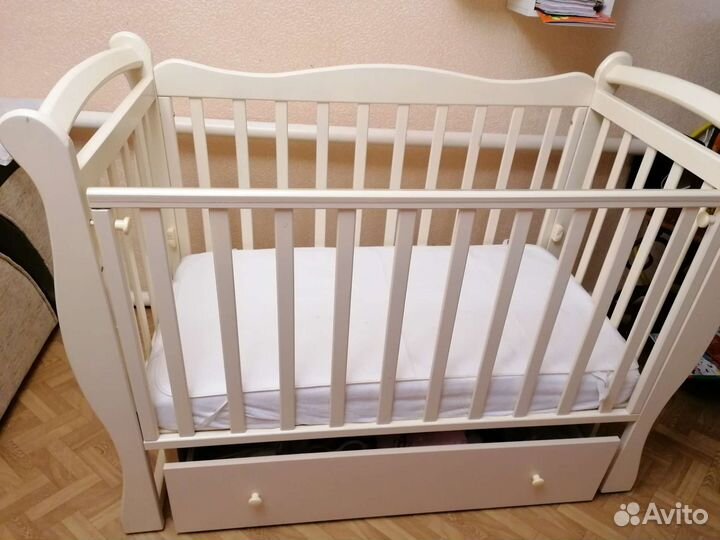 Детская кроватка с поперечным маятником