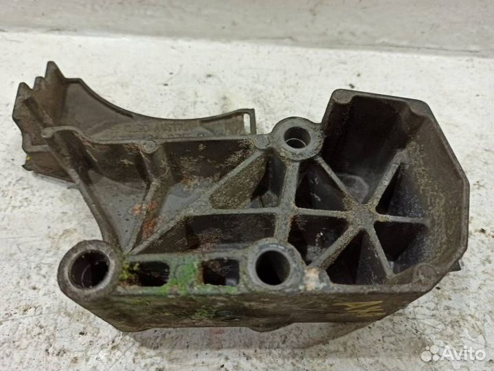 Кронштейн двигателя