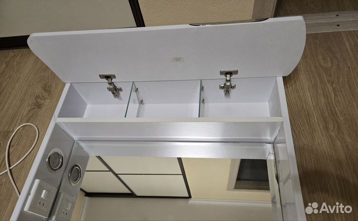 Шкаф с зеркалом в ванную