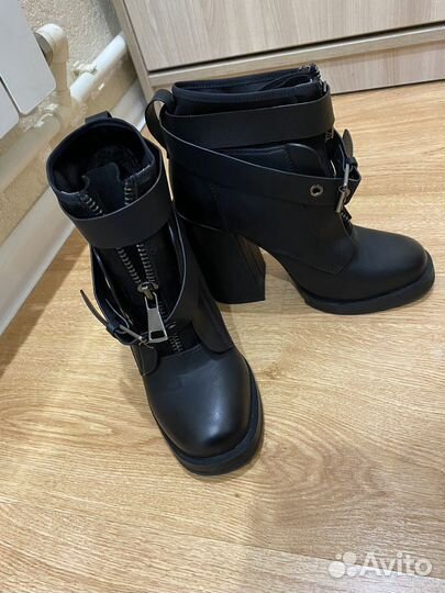 Ботинки зимние новые 38