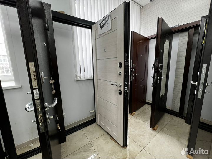 Входная дверь светлая Ника