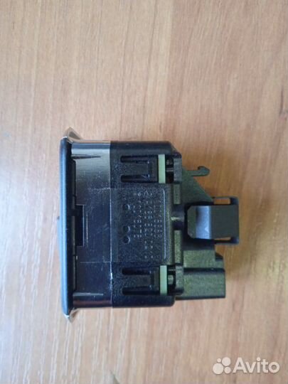 Кнопка открывание бокового стекла (форточки)