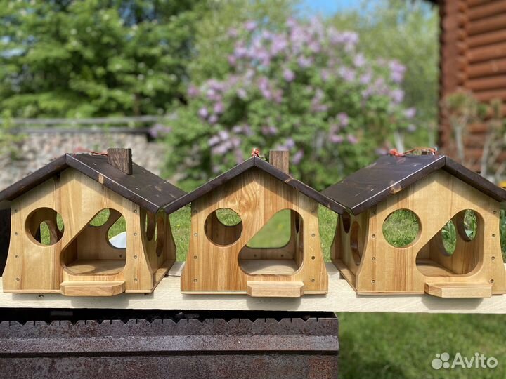 Кормушка для птиц и белок из дерева