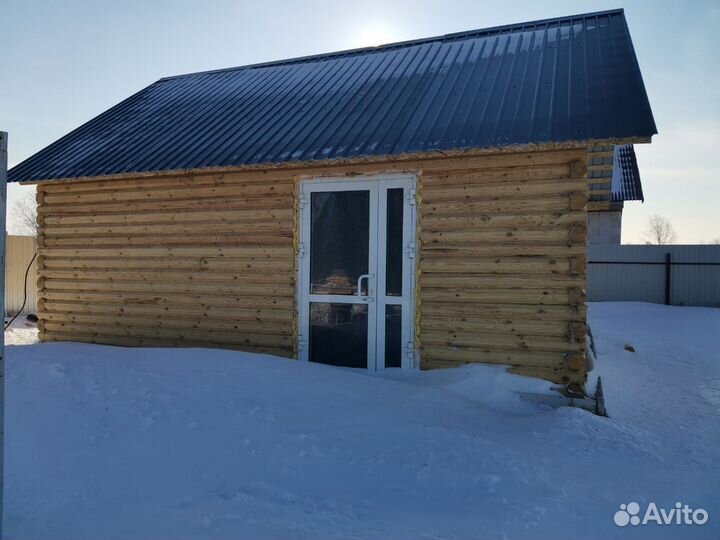 Сруб дома из бревна