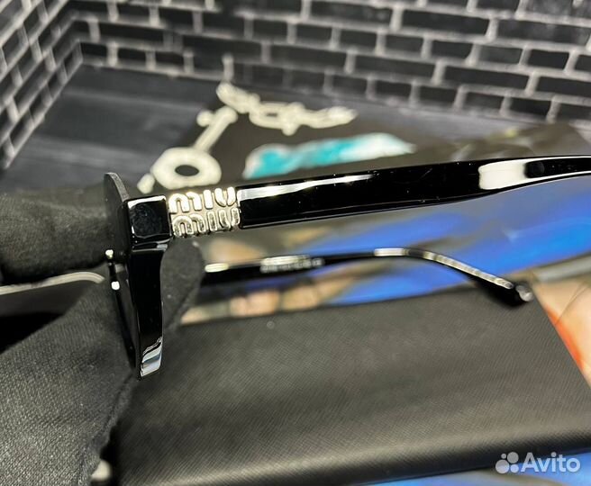 Солнцезащитные очки женские miu miu