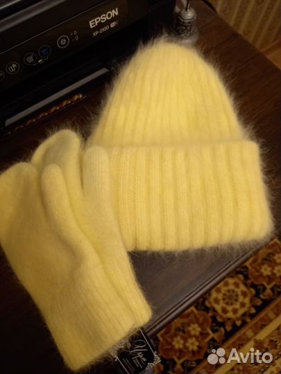 Вязаная зимняя шапка и варежки