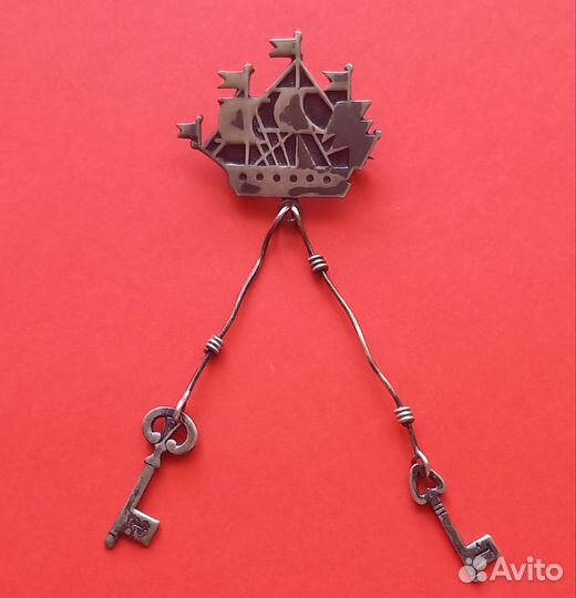 Серебряная брошь или значок Кораблик с ключами
