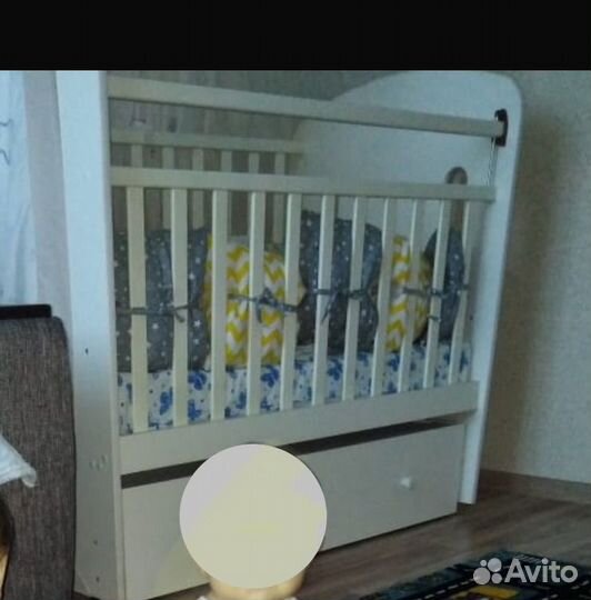 Детская кроватка с маятником и ящиком