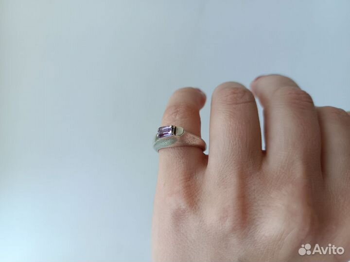 Серебряное кольцо с камнем Асимметричное